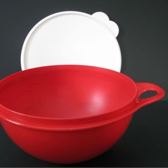 NWOT Tupperware Thatsa Bowl Jr. Red Mixing Bowl with Seal - Picture 2 of 5